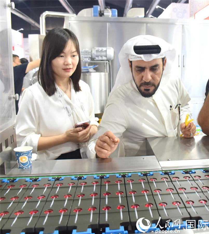 阿方展商在查看中企產(chǎn)品。人民網(wǎng)塔里克·易卜拉欣攝