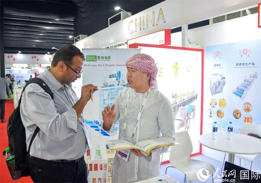 中外展商交流。 人民網(wǎng)塔里克·易卜拉欣攝