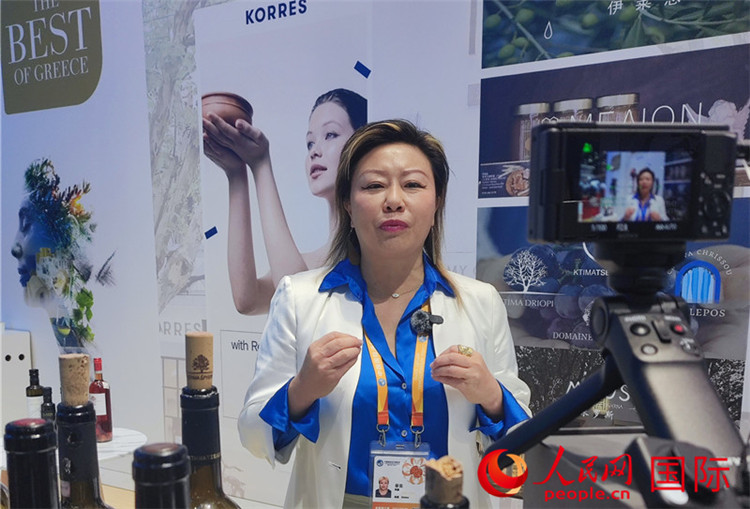 希華集團(tuán)聯(lián)合創(chuàng)始人兼總裁索菲亞女士接受采訪。人民網(wǎng) 殷韜攝