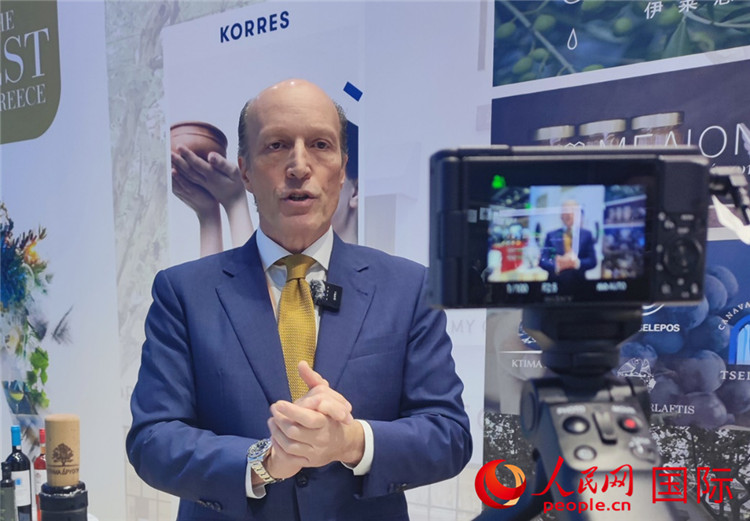 希華集團(tuán)創(chuàng)始人兼首席執(zhí)行官甘德密先生接受采訪。人民網(wǎng) 殷韜攝