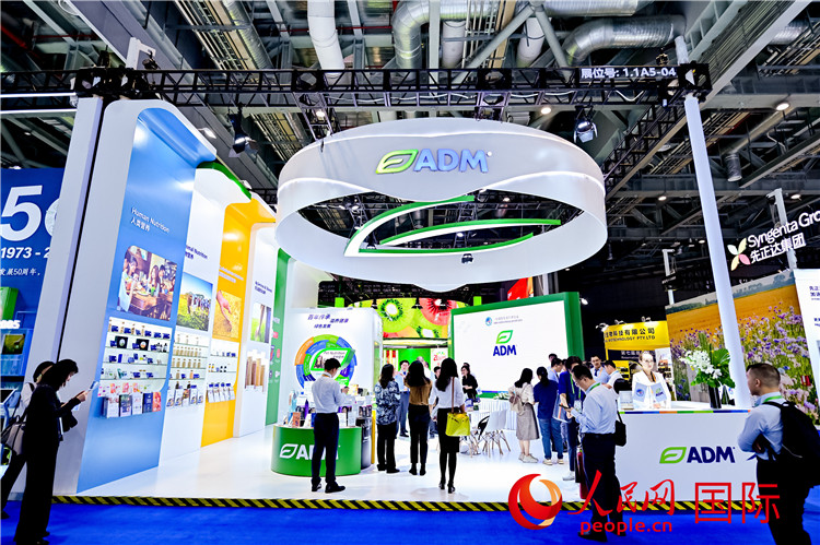 美國農(nóng)產(chǎn)品加工和貿(mào)易企業(yè)ADM在進(jìn)博會(huì)的展臺(tái)。人民網(wǎng)記者 趙益普攝