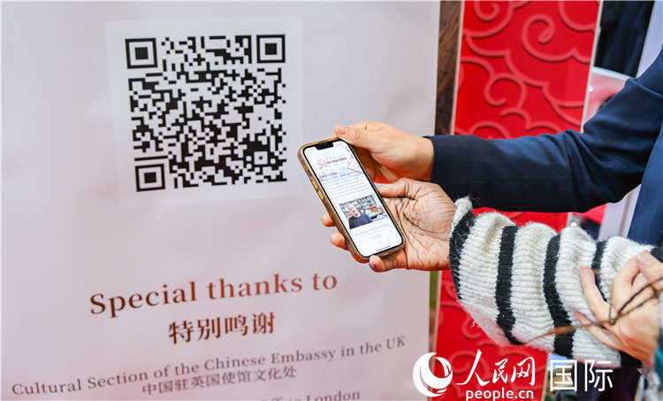 觀眾掃碼《我們的中國故事》系列視頻。人民網(wǎng) 郭錦標(biāo)攝