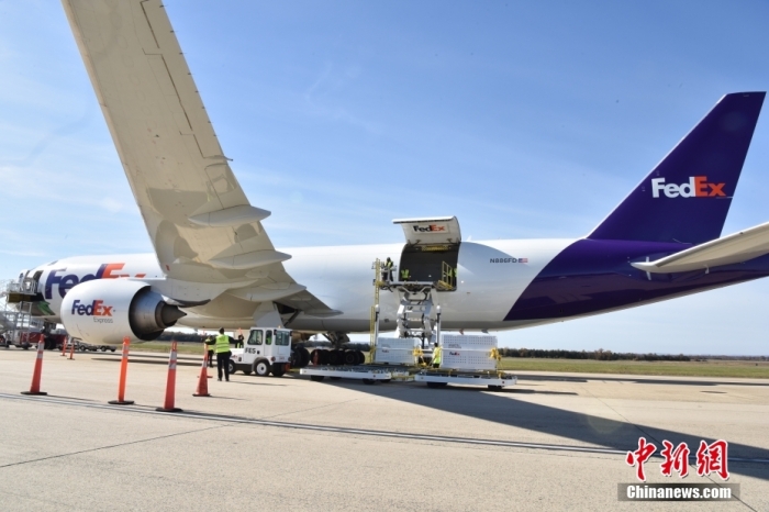 當(dāng)?shù)貢r(shí)間11月8日，美國(guó)華盛頓史密森學(xué)會(huì)國(guó)家動(dòng)物園的大熊貓“美香”“添添”和它們的幼崽“小奇跡”乘坐的專機(jī)從華盛頓杜勒斯國(guó)際機(jī)場(chǎng)起飛前往中國(guó)成都。圖為裝有大熊貓的特制“旅行箱”正在運(yùn)上專機(jī)。<a target='_blank' href='/'><p  align=