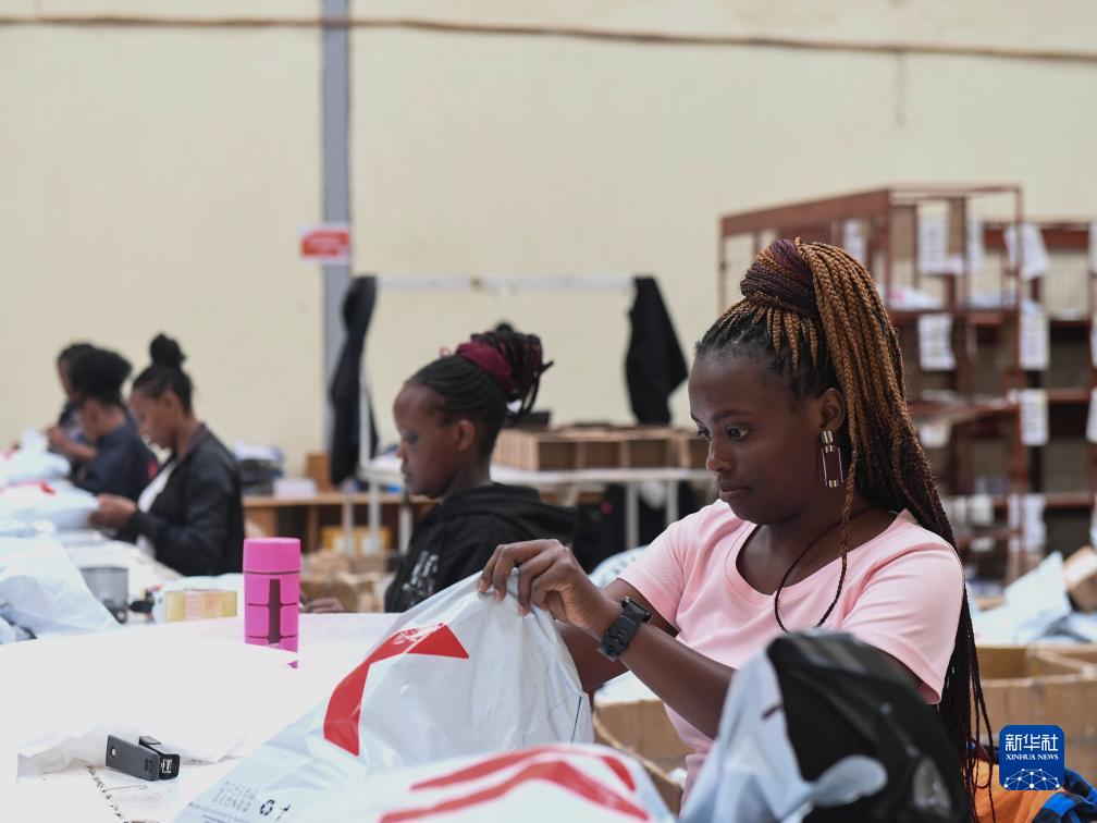 11月10日，在肯尼亞姆洛隆戈，Kilimall員工在倉庫內(nèi)包裝商品。新華社記者 李亞輝 攝