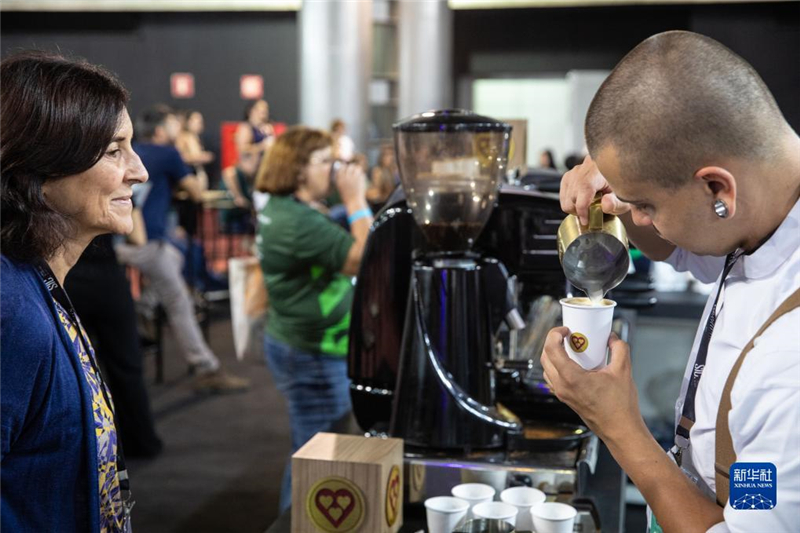 11月9日，咖啡師在巴西貝洛奧里藏特舉行的咖啡周上為參觀者制作咖啡。新華社記者 王天聰 攝