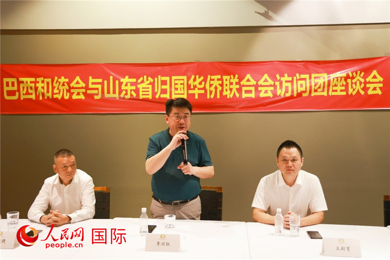 中國僑聯(lián)副主席、山東省僑聯(lián)主席李興鈺（中）在座談會上致辭。人民網(wǎng)記者 陳海琪攝