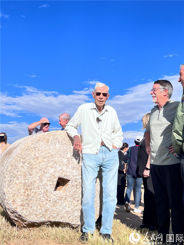 103歲的飛虎隊(duì)老兵哈里·莫耶在云南昆明呈貢機(jī)場(chǎng)舊址的石碾前留影。人民網(wǎng) 趙瞳攝