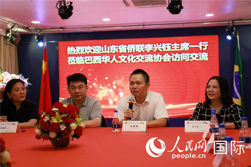 中國(guó)駐里約熱內(nèi)盧副總領(lǐng)事王尉育（右二）發(fā)表致辭。人民網(wǎng)記者宋亦然攝