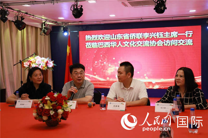 山東省僑聯(lián)主席李興鈺（左二）和與會(huì)僑領(lǐng)座談。人民網(wǎng)記者宋亦然攝