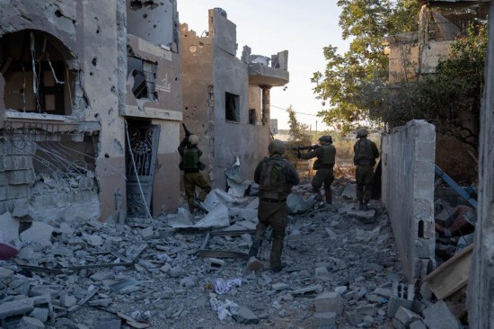 這張以色列國(guó)防軍11月12日發(fā)布的照片顯示，以軍地面部隊(duì)在加沙地帶北部開展軍事行動(dòng)。新華社發(fā)