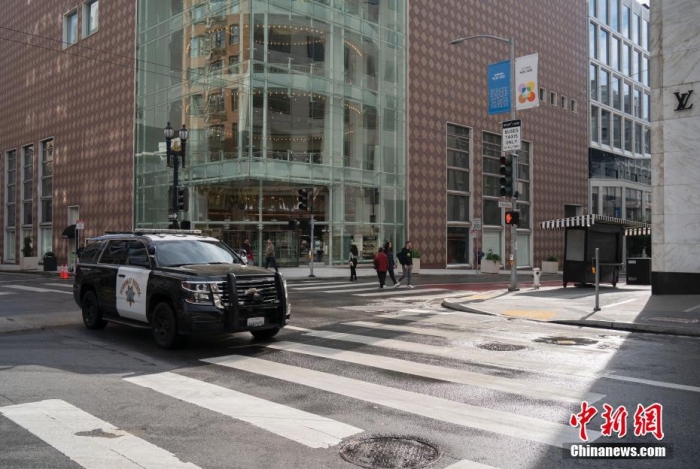 當(dāng)?shù)貢r(shí)間11月13日，美國(guó)加州舊金山聯(lián)合廣場(chǎng)周邊剛剛被沖洗過的街道較往常更為整潔。<a target='_blank' href='/'><p  align=