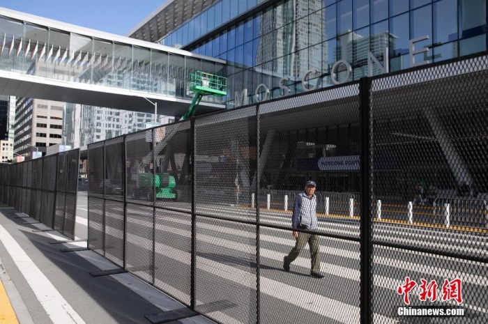 當(dāng)?shù)貢r(shí)間11月10日，一名行人從美國(guó)舊金山莫斯康中心周圍的金屬圍欄旁經(jīng)過(guò)。隨著亞太經(jīng)合組織(APEC)第三十次領(lǐng)導(dǎo)人非正式會(huì)議臨近，作為會(huì)議場(chǎng)地的莫斯康中心附近出現(xiàn)金屬圍欄，執(zhí)勤警察也大幅增加。<a target='_blank' href='/'><p  align=