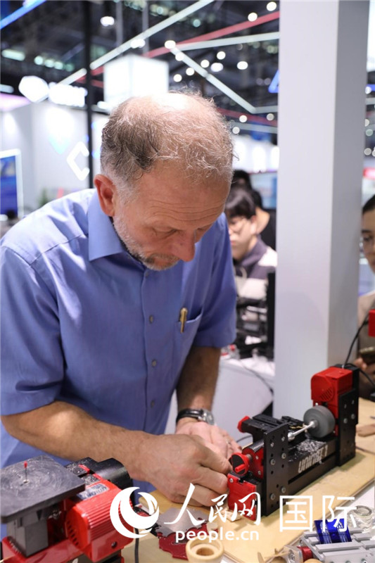 第25屆中國國際高新技術(shù)成果交易會15日在深圳開幕，圖為展商現(xiàn)場演示精密加工工具。人民網(wǎng)記者 魯揚攝