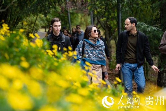 歐亞國(guó)家媒體記者走進(jìn)觀山湖公園。人民網(wǎng) 陽(yáng)茜攝