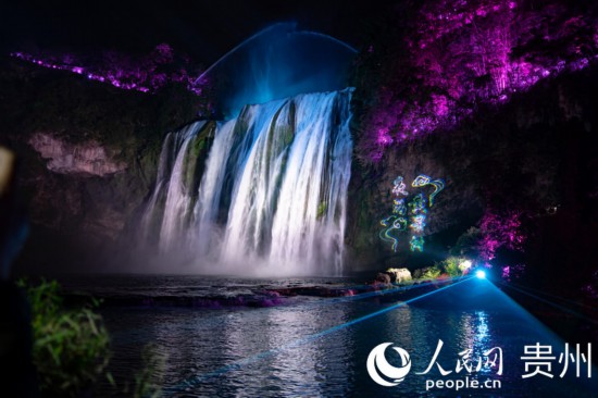 光影中的黃果樹大瀑布。人民網(wǎng) 陽(yáng)茜攝