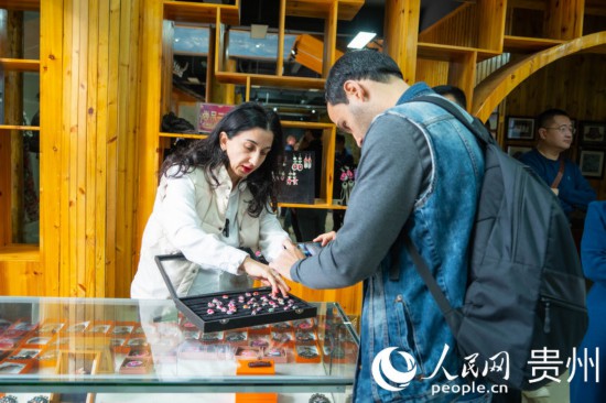 歐亞國(guó)家記者拍攝記錄黔東南州施洞鎮(zhèn)民族手工藝品。人民網(wǎng) 陽(yáng)茜攝