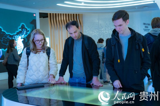 在國(guó)家大數(shù)據(jù)（貴州）綜合試驗(yàn)區(qū)交流體驗(yàn)中心，歐亞國(guó)家記者體驗(yàn)貴州大數(shù)據(jù)應(yīng)用場(chǎng)景。人民網(wǎng) 陽(yáng)茜攝