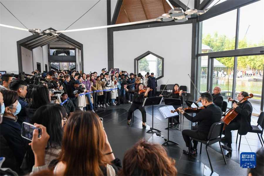 11月16日，費(fèi)城交響樂團(tuán)的演奏家們在蘇州博物館大廳內(nèi)演奏。新華社記者 李博 攝