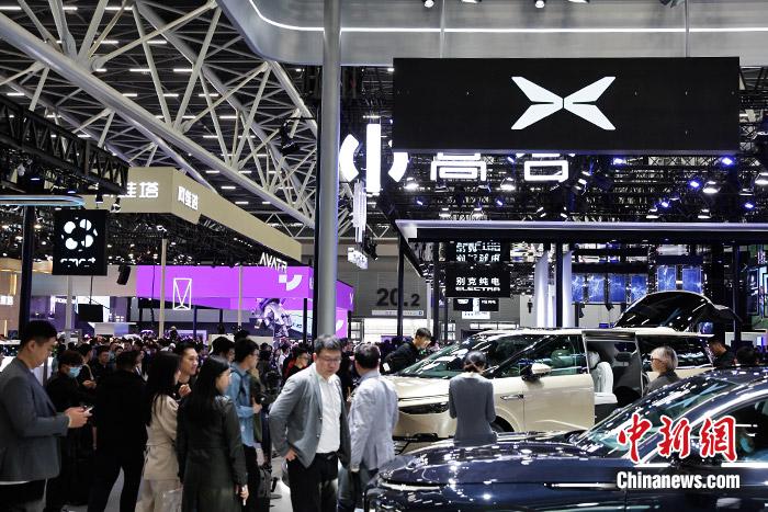 11月17日，廣州車展展館人流如織。中新財(cái)經(jīng)記者 葛成 攝