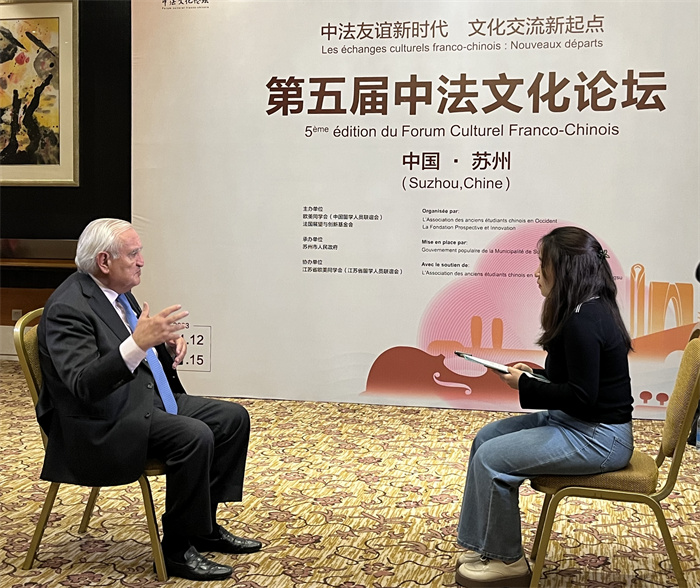 法國前總理、法國展望與創(chuàng)新基金會主席讓-皮埃爾·拉法蘭接受人民網(wǎng)的采訪。（國際在線供圖）