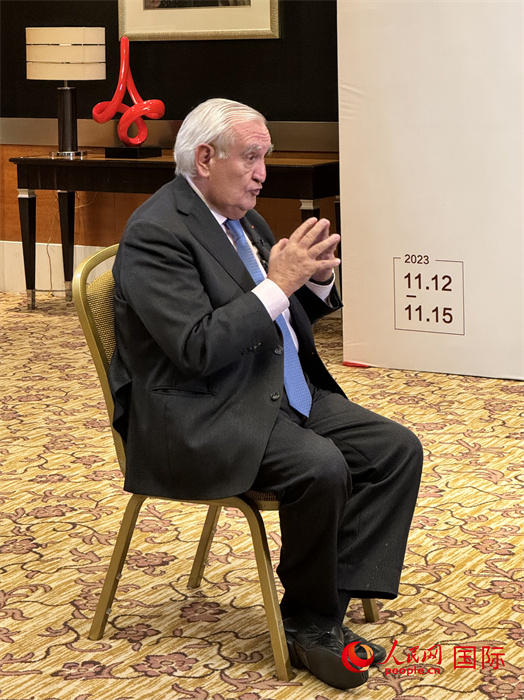 法國前總理、法國展望與創(chuàng)新基金會主席讓-皮埃爾·拉法蘭接受人民網(wǎng)的采訪。（人民網(wǎng) 謝瑩攝）