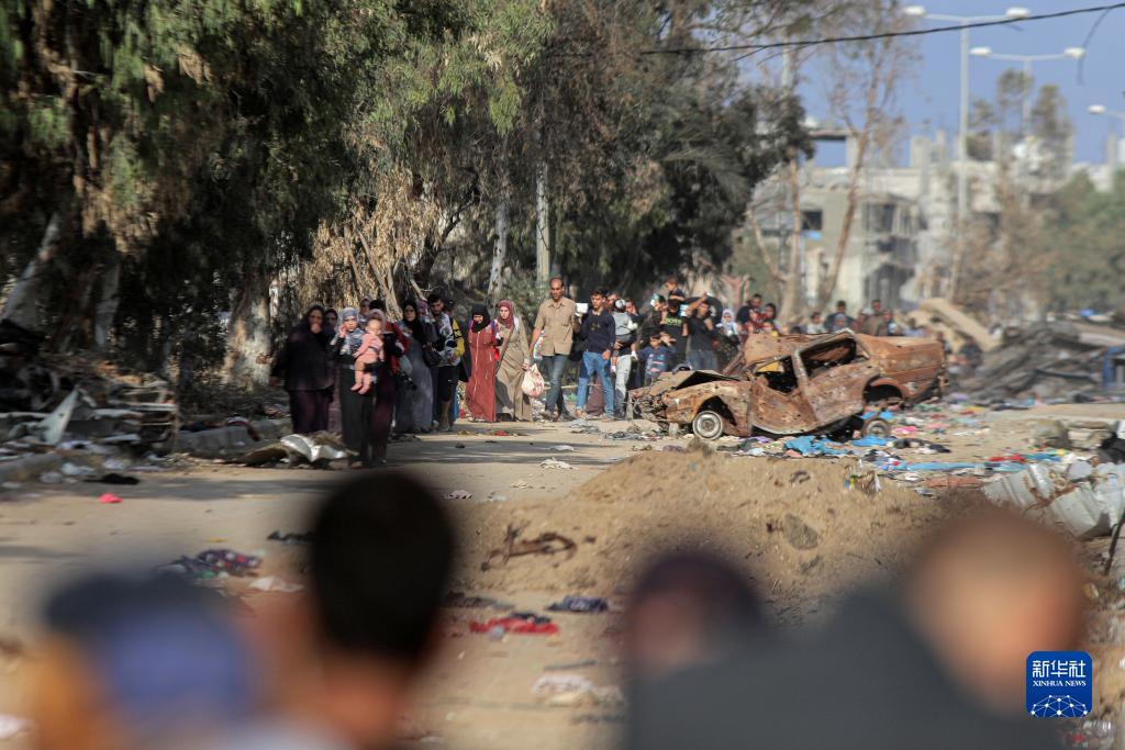 11月18日，在加沙地帶南部地區(qū)，巴勒斯坦人向南遷移。