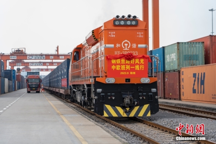 資料圖：河南鄭州，一列滿載貨物的中歐班列(鄭州)從中國鐵路鄭州局集團有限公司圃田車站駛出，開往德國漢堡。<a target='_blank' href='/'><p  align=