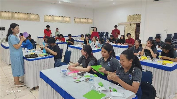 巴陵康孔子學院中方院長朱敏霞講解中國的二十四節(jié)氣。主辦方供圖