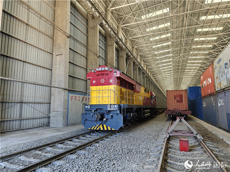 換裝完畢的中歐班列即將從換裝庫內(nèi)駛出。人民網(wǎng)記者 劉潔妍攝