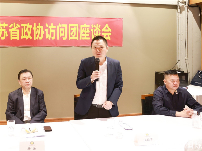 中國駐里約總領(lǐng)館副總領(lǐng)事王尉育（中）在座談會上致辭。人民網(wǎng)記者 陳海琪攝