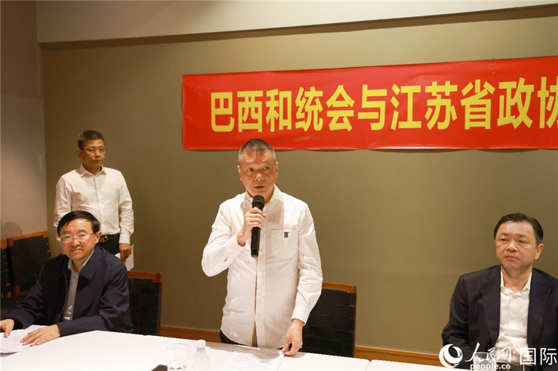 巴西和統(tǒng)會會長王俊曉（中）在座談會上致辭。人民網(wǎng)記者 陳海琪攝