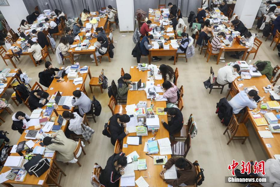 資料圖：眾多考研學生在南昌大學圖書館的自習室內(nèi)復習備考。 劉力鑫 攝