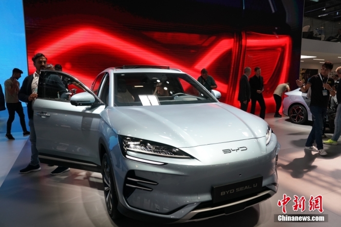 2023年德國(guó)國(guó)際汽車及智慧出行博覽會(huì)(IAA mobility)(亦簡(jiǎn)稱慕尼黑國(guó)際車展)將于9月5日正式開幕。在9月4日舉行的媒體日，記者看到諸品牌紛紛攜“拳頭”產(chǎn)品亮相。圖為當(dāng)日比亞迪SEAL U在歐洲首秀。<a target='_blank' href='/'><p  align=