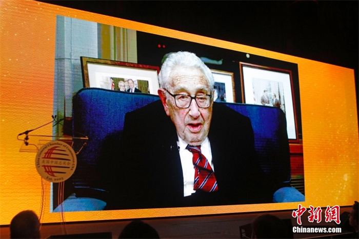當(dāng)?shù)貢r間2023年1月18日晚，美國中國總商會(CGCC)在紐約舉行2023年中國農(nóng)歷新年晚宴。圖為亨利·基辛格以視頻方式致辭。<a target='_blank' href='/' _fcksavedurl='/'><p  align=