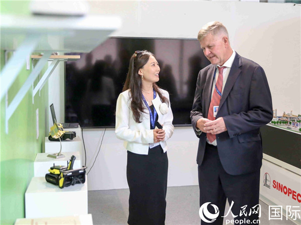 嘉賓參觀中國(guó)角展示。人民網(wǎng) 塔里克·易卜拉欣攝