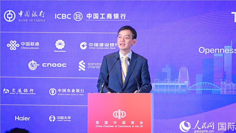 英國中國商會會長、中國銀行倫敦分行行長方文建 致歡迎辭。人民網 郭錦標攝