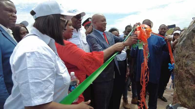 嘉賓為學(xué)校剪彩。主辦方供圖