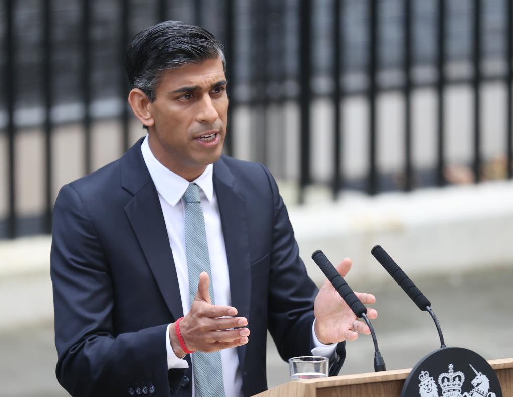 2022年10月25日，里?！ぬK納克在英國倫敦唐寧街10號首相府前發(fā)表講話。新華社記者李穎攝