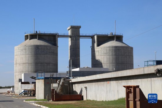 這是11月28日在突尼斯蘇塞市拍攝的中企承接建造的哈姆敦污水處理站一角。位于北非的突尼斯連續(xù)數(shù)年遭遇干旱，居民生活和農(nóng)業(yè)生產(chǎn)受到嚴重影響。突尼斯媒體近日報道了中企承接的突尼斯南部蘇塞市污水處理廠項目，稱贊它不僅為當?shù)剞r(nóng)民提供了穩(wěn)定的灌溉水源，還減少了環(huán)境污染。新華社記者 黃靈 攝