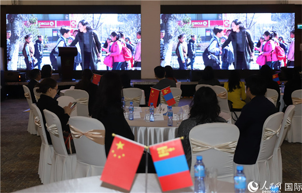 12月1日，活動(dòng)現(xiàn)場(chǎng)播放防治結(jié)核病宣傳短片。人民網(wǎng)記者 霍文攝