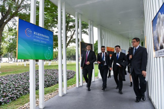   2023年12月2日，參會代表抵達(dá)廣州南沙灣濱海會議中心。（新華社記者梁旭攝）