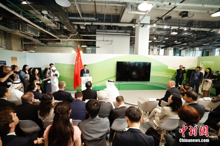 當(dāng)?shù)貢r(shí)間11月30日，《聯(lián)合國(guó)氣候變化框架公約》第28次締約方大會(huì)(COP28)中國(guó)角開(kāi)幕式暨“生態(tài)文明與美麗中國(guó)實(shí)踐”邊會(huì)在迪拜舉行。圖為中國(guó)生態(tài)環(huán)境部部長(zhǎng)黃潤(rùn)秋在邊會(huì)上發(fā)表致辭。<a target='_blank' href='/' _fcksavedurl='/'><p  align=