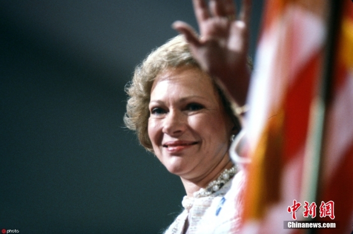當(dāng)?shù)貢r(shí)間11月19日，卡特中心宣布，美國(guó)前第一夫人羅莎琳·卡特于當(dāng)天去世，享年96歲。根據(jù)卡特中心發(fā)布的聲明，在家人的陪伴下，羅莎琳·卡特在佐治亞州普萊恩斯的家中平靜地去世?？ㄌ刂行?7日宣布，羅莎琳·卡特開始接受臨終關(guān)懷。圖為羅莎琳·卡特資料圖。圖/ICphoto