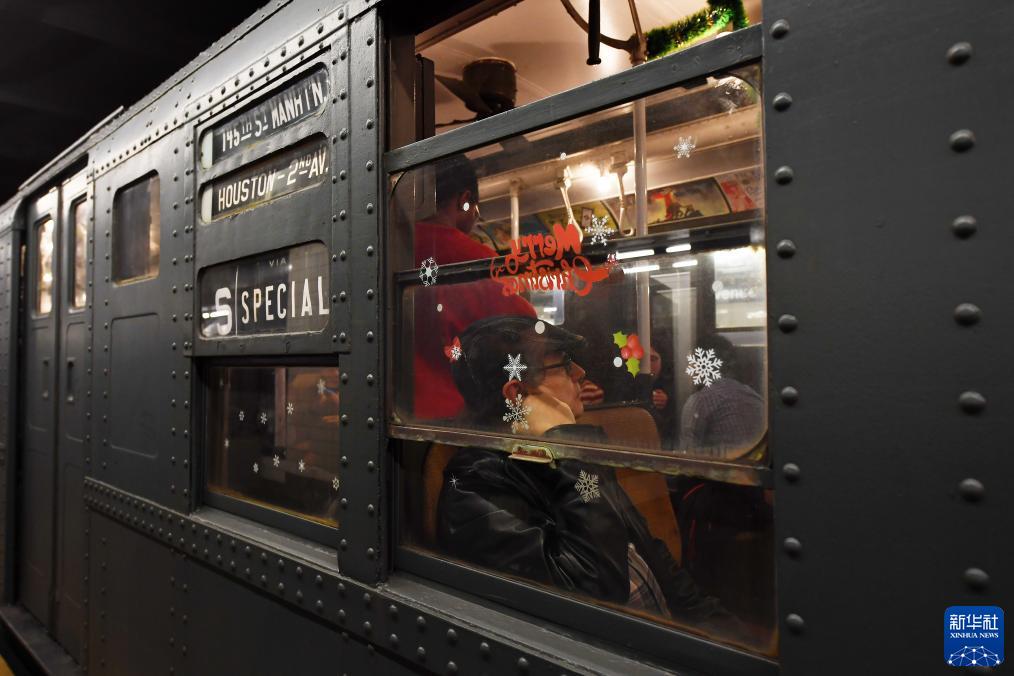 12月2日，在美國(guó)紐約，人們乘坐“懷舊地鐵”專列。新華社記者 李睿 攝