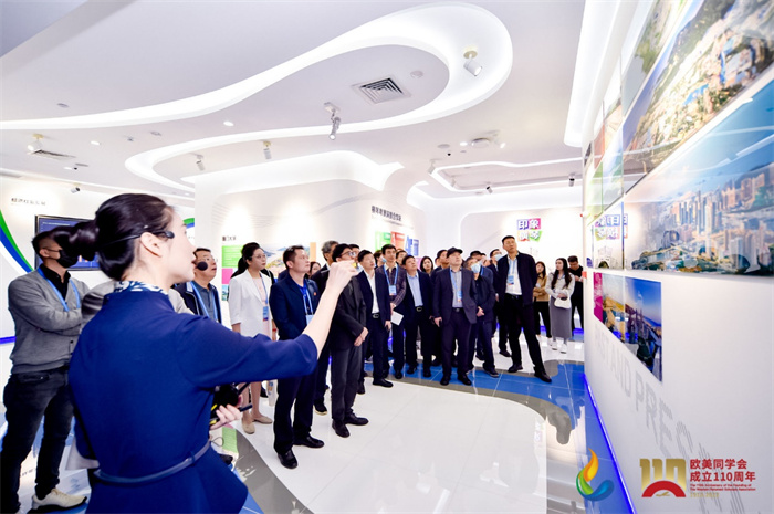 參會(huì)嘉賓和留學(xué)歸國(guó)人員參觀橫琴粵澳深度合作區(qū)展示廳。主辦方供圖