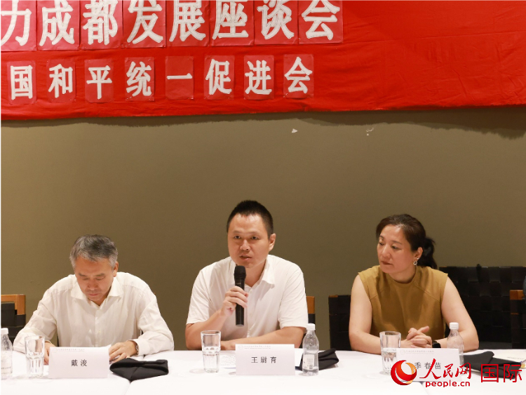 中國(guó)駐里約總領(lǐng)館副總領(lǐng)事王尉育（中）在座談會(huì)中致辭。人民網(wǎng)記者 陳海琪攝