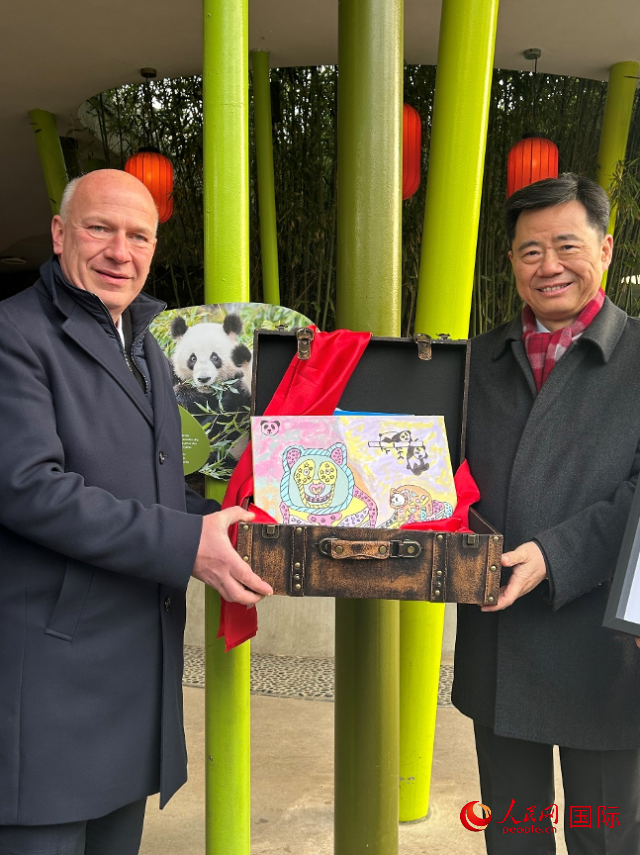 吳墾大使和韋格納市長手捧德國兒童為“夢想”“夢圓”準(zhǔn)備的手繪“送別大禮包”。人民網(wǎng)記者 徐馨攝