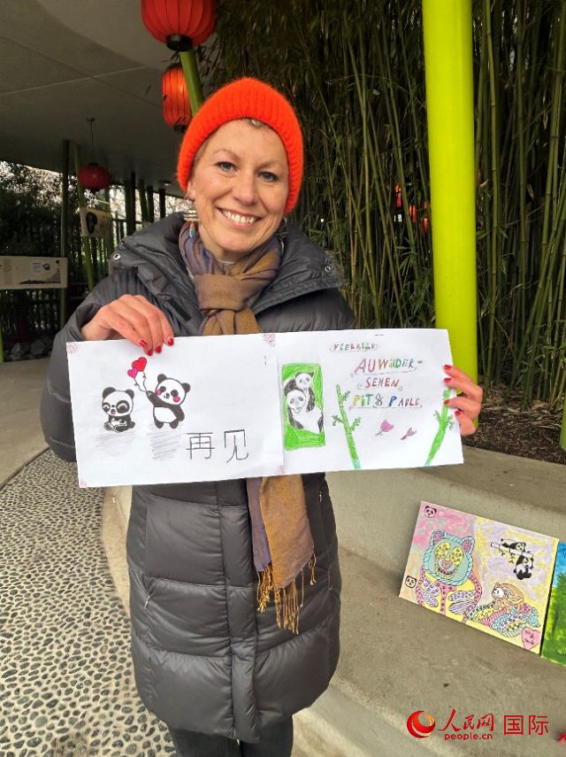 桑德拉和德國小朋友們的作品。右圖寫著“祝福好運(yùn)，再見 Pit和Paule（“夢想”“夢圓”的德語名字）”。人民網(wǎng)記者 徐馨攝