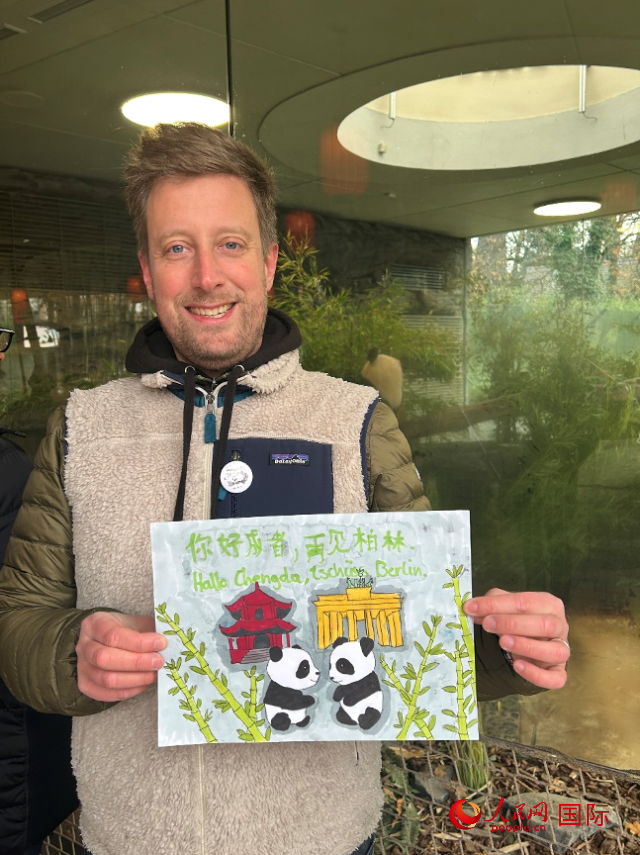 特別從法國趕來送別“夢想”“夢圓”的專業(yè)級熊貓粉絲 Pouille先生和此次征集的兒童作品。人民網(wǎng)記者 徐馨攝