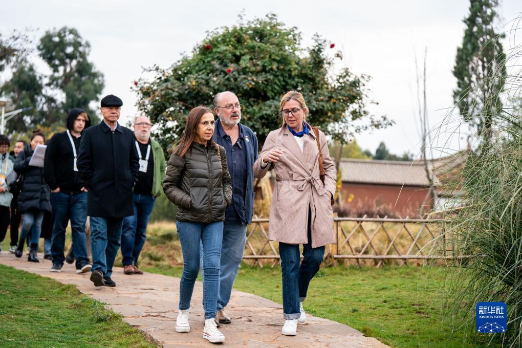 12月6日，世界媒體峰會參會代表在昆明市晉寧區(qū)小漁村參觀。新華社記者 胡超 攝